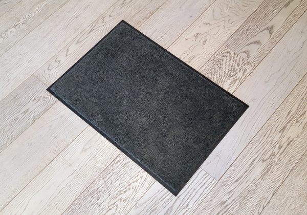 Mørk-grå-dørmatte-foto